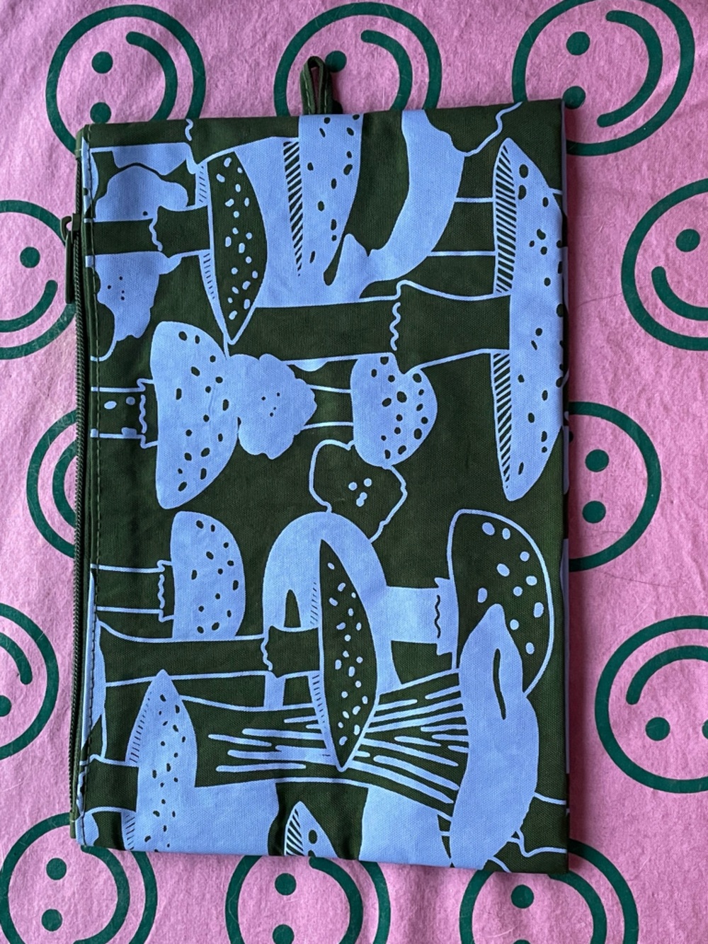 BAGGU medium mushroom collectible go pouch